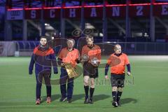 Audi Schanzer Amateur Cup 2022 -  Halbfinale 2 - DJK Ingolstadt - TSV Walpertskirchen -Die Schiedsrichter gehen in die Pause - - Foto: Jürgen Meyer