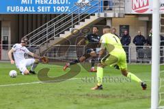 3. Liga; SC Verl - FC Ingolstadt 04; Justin Butler (31, FCI) Flanke Torwart Thiede Niclas (1 Verl) leider im Abseits, links Paetow Torge (16 Verl)