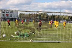 Freundschaftsspiel - Saison 2022/2023 - FC Ingolstadt 04 -  SpVgg Bayreuth - Der 2:0 Führungstreffer per Elfmeter von Jalen Hawkins (Nr.20 - FCI) - jubell - Torwart Sebastian  Kolbe (Nr.31 - SpVgg Bayreuth) - Foto: Meyer Jürgen