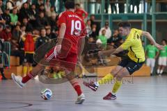 Lotto Bayern Hallencup - Saison 2024/25 - Türkisch SV Ingolstadt - FC Hitzhofen/Oberzell- Tobias Dietze gelb Hitzhofen - Mertcan Gürses rot Türkisch - Foto: Meyer Jürgen