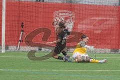 2. Bundesliga Frauen - Saison 2025/26 - FC Ingolstadt 04 Frauen - FFC Turbine Potsdam - Annika Kömm (Nr.25 - FC Ingolstadt Frauen I) mit einer Torchance - Plöchinger Silia Torwart Potsdam - Foto: Meyer Jürgen