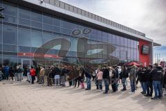 3. Liga; FC Ingolstadt 04 - FC Viktoria Köln; SchanzenGeber-Spieltag, großer Andrang Sondertrikot-Verkauf Fanshop