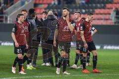 3. Liga; FC Ingolstadt 04 - SC Freiburg II; Niederlage, hängende Köpfe nach dem Spiel Spieler bedanken sich bei den Fans Lukas Fröde (34, FCI) Mladen Cvjetinovic (19, FCI) Moritz Seiffert (23, FCI) Julian Kügel (31, FCI)