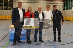 Lotto - Hallen - Bayerncup -  Saison 2022/2023  - Siegerehrung - Herbert Nerb links Bürgermeister Manching - Ludwig Schmidt lmitte - BFV - Reiner Meisinger SV Manching - - Foto: Meyer Jürgen