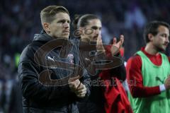 2.BL; Erzgebirge Aue - FC Ingolstadt 04; Denis Linsmayer (23, FCI) Jonatan Kotzke (25, FCI) bedanken sich bei den mitgereisten Fans