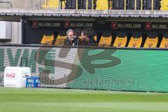 3. Liga; Dynamo Dresden - FC Ingolstadt 04; Geschäftsführers Dietmar Beiersdorfer (FCI Sport Kommunikation) und Cheftrainerin Sabrina Wittmann (FCI) vor dem Spiel an der Seitenlinie, Spielerbank