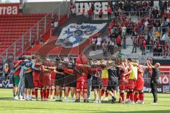 3. Liga; FC Ingolstadt 04 - FC Hansa Rostock; Spiel ist aus, Unentschieden Remis 1:1 Teambesprechung vor der Fankurve