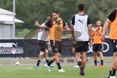 3. Liga; FC Ingolstadt 04 - Trainingsauftakt, Pascal Testroet (37, FCI) bedankt sich für die Torvoralge