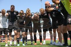 2. Fußball-Liga - Frauen - Saison 2022/2023 - FC Ingolstadt 04 - FCB München II - Die Mannschaft bildet einen Kreis vor dem Spiel - Alina Mailbeck (Nr.8 - FCI Frauen) motiviert ihre Mitspielerinnen - Foto: Meyer Jürgen