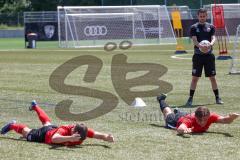 Bayernliga Süd - Saison 2022/2023 - FC Ingolstadt 04 II -  Trainingsauftakt - Käs Alexander Trainer FCI sieht zu beim stretching - Foto: Meyer Jürgen