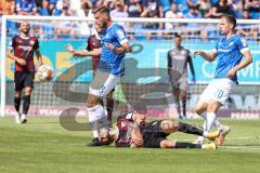 2.BL; SV Darmstadt 98 - FC Ingolstadt 04 - Nassim Boujellab (8, FCI) bleibt verletzt liegen, Celic Nemanja (43 SVD) Müller Jannik (20 SVD)