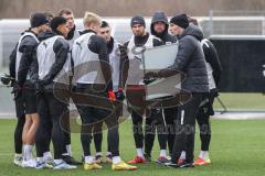 3. Liga; FC Ingolstadt 04 - Neuer Trainer Cheftrainer Guerino Capretti (FCI), erstes Training Besprechung am Platz mit dem Team, Spielzüge Strategie Pascal Testroet (37, FCI) Tobias Bech (11, FCI) David Kopacz (29, FCI) David Udogu (47, FCI) Calvin Bracke