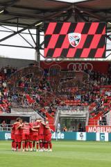 3. Liga; FC Ingolstadt 04 - SSV Jahn Regensburg; Teambesprechung auf dem Platz vor dem Spiel