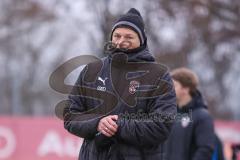 2. Frauen-Bundesliga - Saison 2021/2022 - FC Ingolstadt 04 - FC Bayern München II - Thorsten Splieth Co-Trainer (FCI) sieht auf die Uhr - Foto: Meyer Jürgen