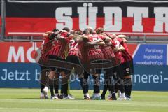 3. Fußball-Liga - Saison 2022/2023 - FC Ingolstadt 04 - SpVgg Bayreuth - Die Mannschaft bildet einen Kreis vor dem Spiel - Foto: Meyer Jürgen