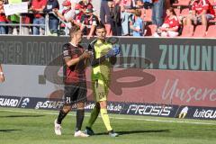 2.BL; FC Ingolstadt 04 - Fortuna Düsseldorf; Spiel ist aus, Niederlage, hängende Köpfe Enttäuschung, Spieler Ehrenrunde bedanken sich bei den Fans, Tobias Schröck (21, FCI) Torwart Fabijan Buntic (24, FCI)