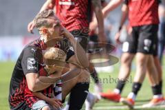 3. Liga; FC Ingolstadt 04 - VfB Lübeck; Verabschiedung Tobias Schröck (21, FCI) weint mit Sohn im Arm