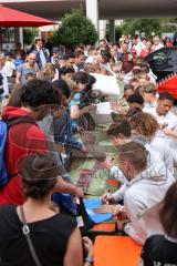 3. Liga; FC Ingolstadt 04 - offizielle Mannschaftsvorstellung auf dem Ingolstädter Stadtfest, Rathausplatz; Autogrammstunde für die Fans, Andrang Poster