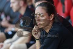 3. Liga; FC Ingolstadt 04 - Würzburger Kickers; vor dem Spiel Cheftrainerin Sabrina Wittmann (FCI) an der Seitenlinie, Spielerbank
