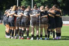 *** 2. Bundesliga Frauen - Saison 2025/26 - FC Ingolstadt 04 Frauen - Victoria Berlin -  Die Mannschaft bildet einen Kreis vor dem Spiel -  - XXXXX - Foto: Meyer Jürgen