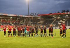 2.BL; SV Sandhausen - FC Ingolstadt 04 - Auswärtssieg, die Schanzer feiern mit den Fans Humba Tanz