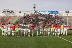 3. Liga; SpVgg Unterhaching - FC Ingolstadt 04; Sieg Jubel Freude Spieler bedanken sich bei den Fans Tanz Fan Fankurve Banner Fahnen Spruchband