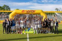 Toto-Pokal Finale; Würzburger Kickers - FC Ingolstadt 04; Sieg Jubel Freude Toto-Pokalsieg Teamfoto Siegerbild Pokal Lotto