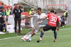 3. Liga; SpVgg Unterhaching - FC Ingolstadt 04; Marcel Costly (22, FCI) Skarlatidis Simon (30 SpVgg) Cheftrainer Michael Köllner (FCI) im Hintergrund