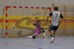 Lotto Bayern Hallencup - Saison 2024/25 - Türkisch SV Ingolstadt - TSV Ober./Unterhaunstadt- 6 meter schiessen - Amadeues Taubert grau Ober./Unterhaunstadt  - Tobias goosss TW Türkisch - Foto: Meyer Jürgen