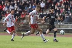 Relegation 2 - U17 - SSV Jahn Regensburg - FC Ingolstadt 04 - Angriff rechts Davide Sekulovic (7 FCI) wird von Verteidiger Paul Gebhard (5 SSV) verfolgt