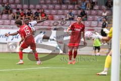 Toto Pokal; FC Memmingen - FC Ingolstadt 04, 2. Runde; Torchance verpasst Obed Ugondu (17, FCI) Dominik Dewein (22 FCM) hält Michael Bergmann (15 FCM)