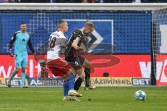 2.BL; Hamburger SV - FC Ingolstadt 04; Zweikampf Kampf um den Ball Maximilian Beister (11, FCI) Muheim Miro (28 HSV)
