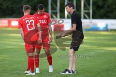 Freundschaftsspiel - Saison 2023/2024 - SV Manching - FC Ingolstadt 04 - Cheftrainer Thomas Karg (FCI II) mit der Taktiktafel — Mario Götzendorfer (Nr.23 - FCI U21) - Perconti Jonas (Nr.14 - FCI U21) -   - Foto: Meyer Jürgen