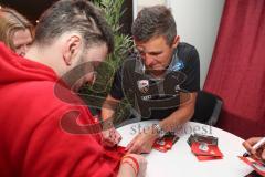 2024_1_16 - 3. Liga - Saison 2023/24 - Fantreffen - FC Ingolstadt 04 -  - Cheftrainer Michael Köllner (FC Ingolstadt 04) beim Autogramm schreiben  - XXXXX - Foto: Meyer Jürgen