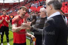 3. Liga; FC Ingolstadt 04 - VfB Lübeck; Verabschiedung Arian Llugiqi (25, FCI) Geschäftsführers Dietmar Beiersdorfer (FCI Sport Kommunikation) Vorsitzender des Vorstandes Peter Jackwerth (FCI)