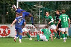 Kreisliga - Saison 2023/2024 - FC Gerolfing - TSV Ober/Unterhaunstadt - Florian Diegel #3 blau Oberhaunstadt - Matthias Hamm #17 grün Gerolfing - Serge Yohoua blau in der Luft Oberhaunstadt - Foto: Meyer Jürgen