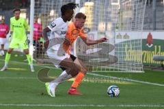 3.Liga - Saison 2023/2024 - SC Freiburg II - FC Ingolstadt 04 - Jannik Mause (Nr.7 - FCI) - Jordy Makengo (Nr.4 - Freiburg II) - Foto: Meyer Jürgen