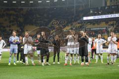 3. Liga; Dynamo Dresden - FC Ingolstadt 04; Unentschieden Remis 2:2, Spieler bedanken sich bei den Fans Torwart Boevink Pelle (26 FCI) Pascal Testroet (37, FCI) Cheftrainerin Sabrina Wittmann (FCI) Lukas Fröde (34, FCI) Torwart Marius Funk (1, FCI) Yannic