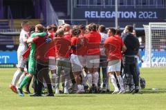 Relegation 2 - VfL Osnabrück - FC Ingolstadt 04 - Spiel ist aus, FCI steigt auf in die 2. Liga, Jubel Party, Spieler bilden eine Kreis und tanzen