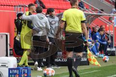 2.BL; FC Ingolstadt 04 - FC Hansa Rostock; Torwart Fabijan Buntic (24, FCI) wird zum Schluß für sein letztes Spiel für den FCI eingewechselt von Cheftrainer Rüdiger Rehm (FCI)