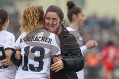 DFB -Pokal Frauen - Saison 2025/26 - FC Ingolstadt 04 Frauen - FC Bayern München - Die Mannschaften vor dem Spiel - Abklatschen - Haberäcker Leonie (Nr.13 - FC Ingolstadt Frauen I) - Torwart Franziska Maier (Nr.1 - FC Ingolstadt Frauen I) - Foto: Meyer Jü
