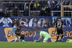 3. Liga; TSV 1860 München - FC Ingolstadt 04; Torwart Marius Funk (1, FCI) fängt den Ball von Vrenezi Albion (10 TSV) Simon Lorenz (32, FCI) Moritz Seiffert (23, FCI)