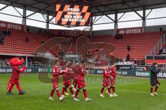 3. Liga; FC Ingolstadt 04 - TSV Havelse; nach dem Spiel Sieg Jubel Freude 3:1 Spieler bedanken sich bei den Fans