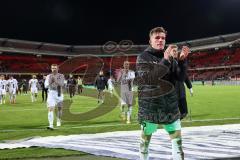 2.BL; 1. FC Nürnberg - FC Ingolstadt 04; 0:5 Sieg Jubel Freude nach dem Spiel die Spieler gehen zu den Fans, Dennis Eckert Ayensa (7, FCI) Denis Linsmayer (23, FCI) Jonatan Kotzke (25, FCI)