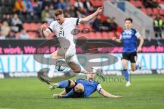 3. Liga; FC Ingolstadt 04 - 
Arminia Bielefeld; Torchance Jannik Mause (7, FCI) wird von Schneider Leon (23 AB) gestört