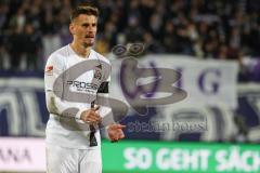 2.BL; Erzgebirge Aue - FC Ingolstadt 04; Stefan Kutschke (30, FCI) bedankt sich bei den mitgereisten Fans
