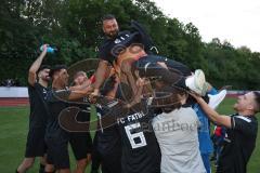 Kreisliga - FC Fatih Ingolstadt - FC Gerolfing - Fatih Ingolstadt ist vorzeitig Meister - jubel - Die Spieler lassen ihren Trainer Serkan Demir hochleben -  - Foto: Jürgen Meyer