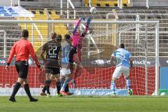 Toto Pokal - TSV 1860 München - FC Ingolstadt 04 - Torwart Robert Jendrusch (1, FCI) klärt Schuß von Mölders Sascha (9, 1860)