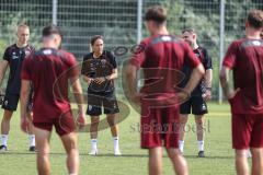 3. Liga; FC Ingolstadt 04 - Trainingsauftakt nach Sommerpause; Cheftrainerin Sabrina Wittmann (FCI) gibt Anweisungen Mannschaft um sie herum