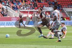 2.BL; FC Ingolstadt 04 - SC Paderborn 07; Patrick Schmidt (32, FCI) wird von Thalhammer Maximilian (23 SCP) gestört, Ananou Frederic (3 SCP)